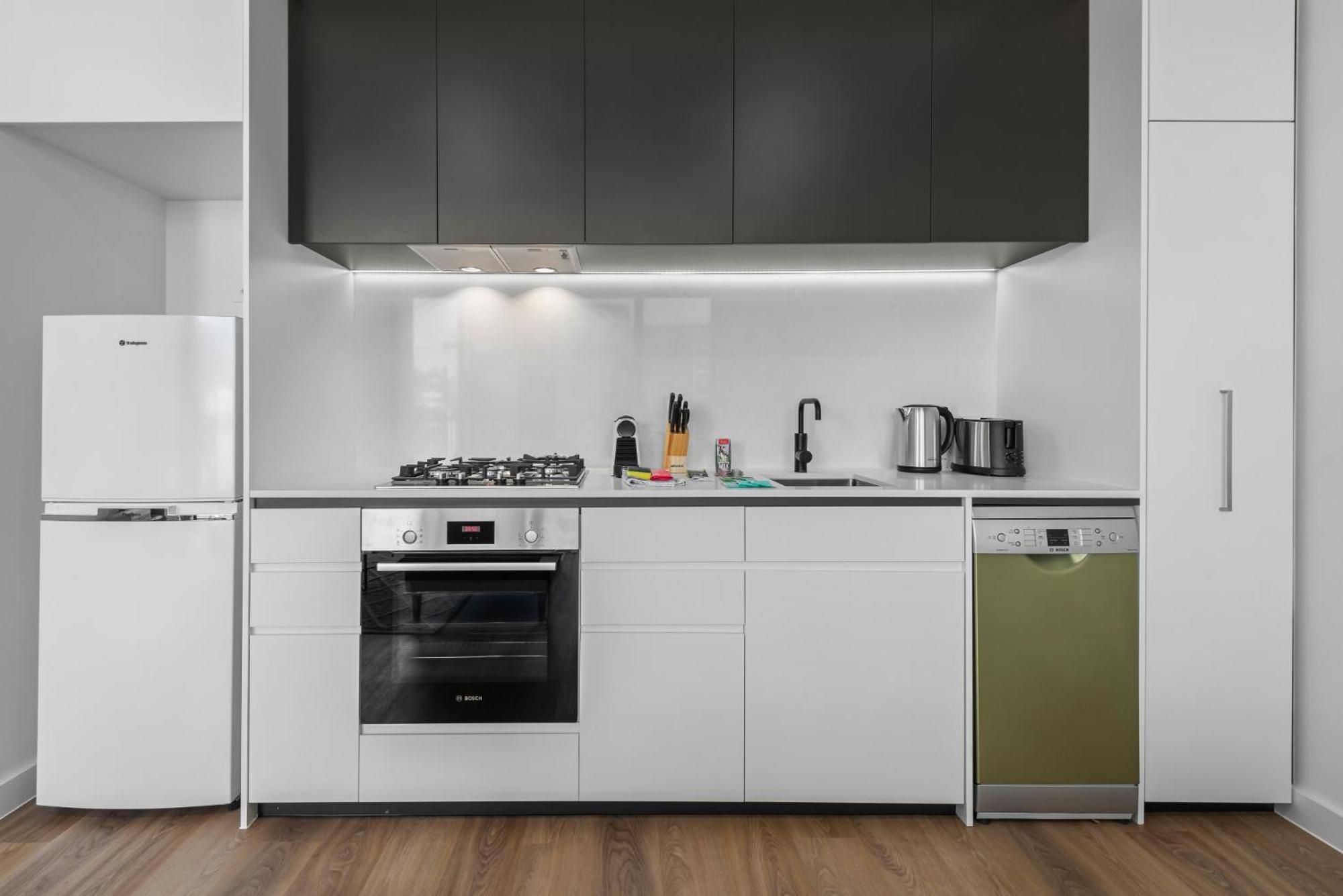 Modern Apartment On Burgundy Precinct & Parklands Мельбурн Экстерьер фото