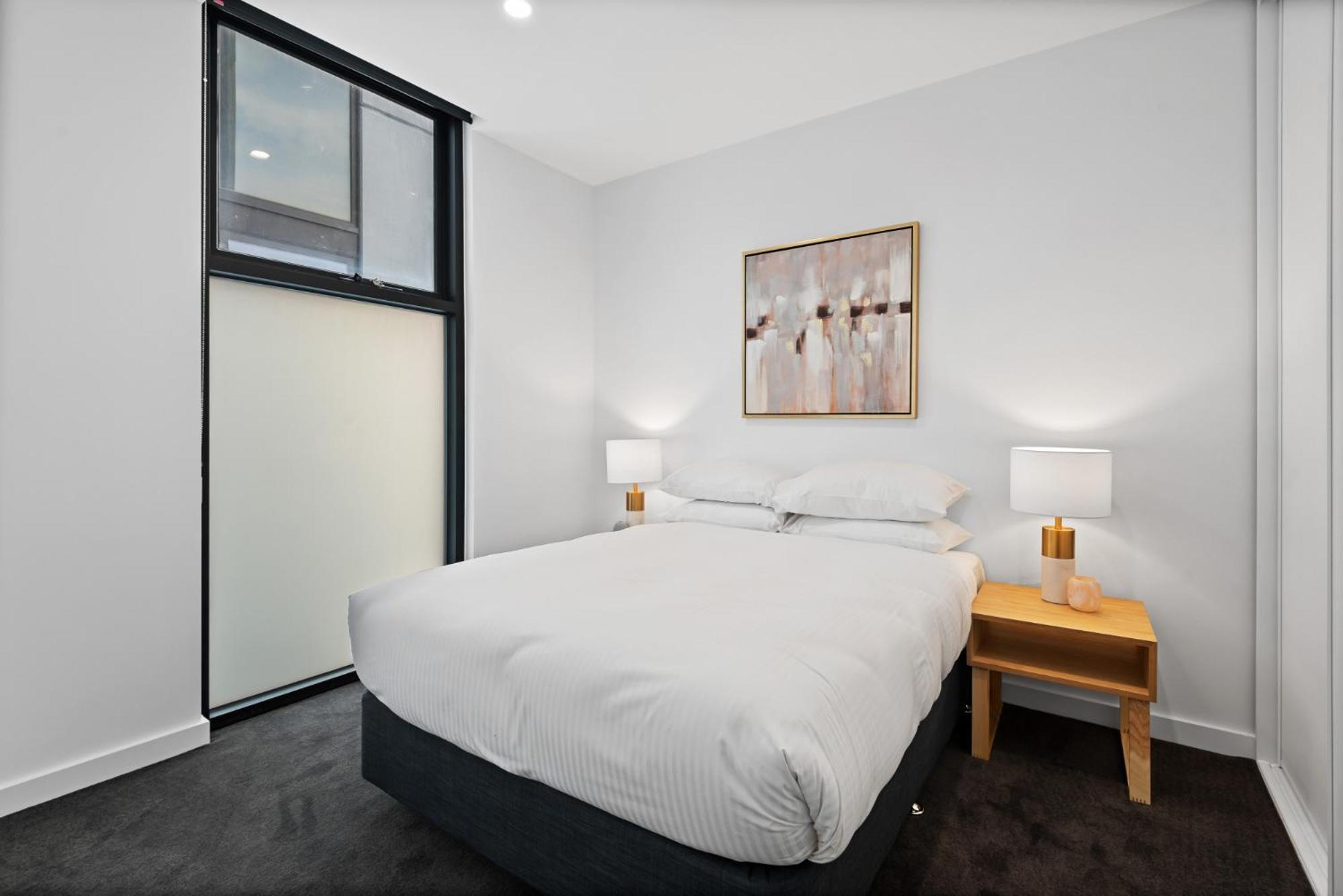 Modern Apartment On Burgundy Precinct & Parklands Мельбурн Экстерьер фото