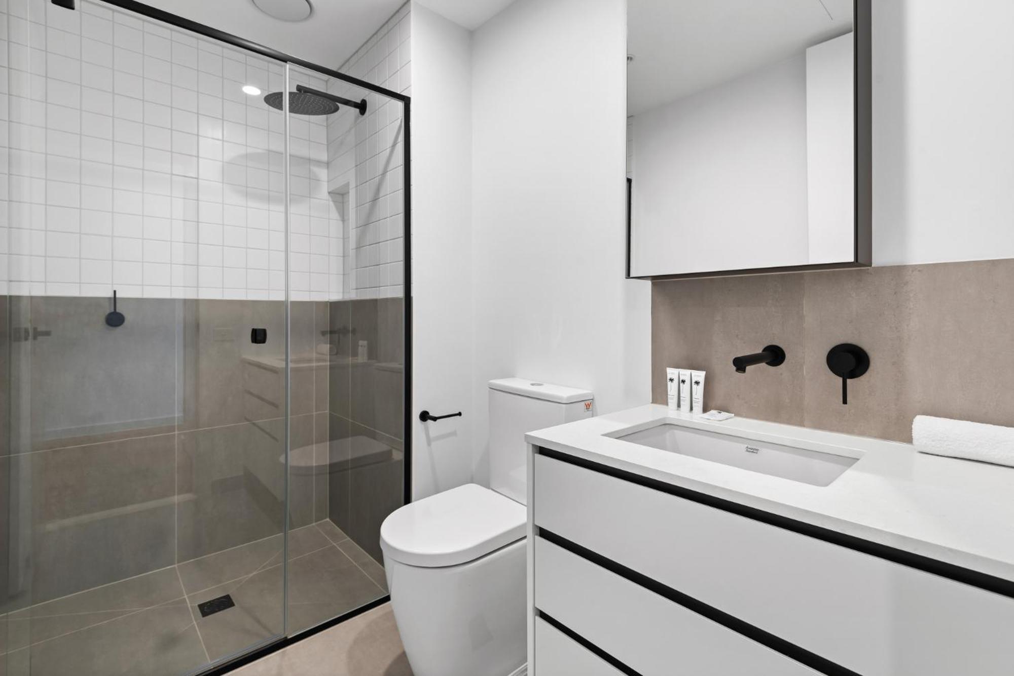 Modern Apartment On Burgundy Precinct & Parklands Мельбурн Экстерьер фото