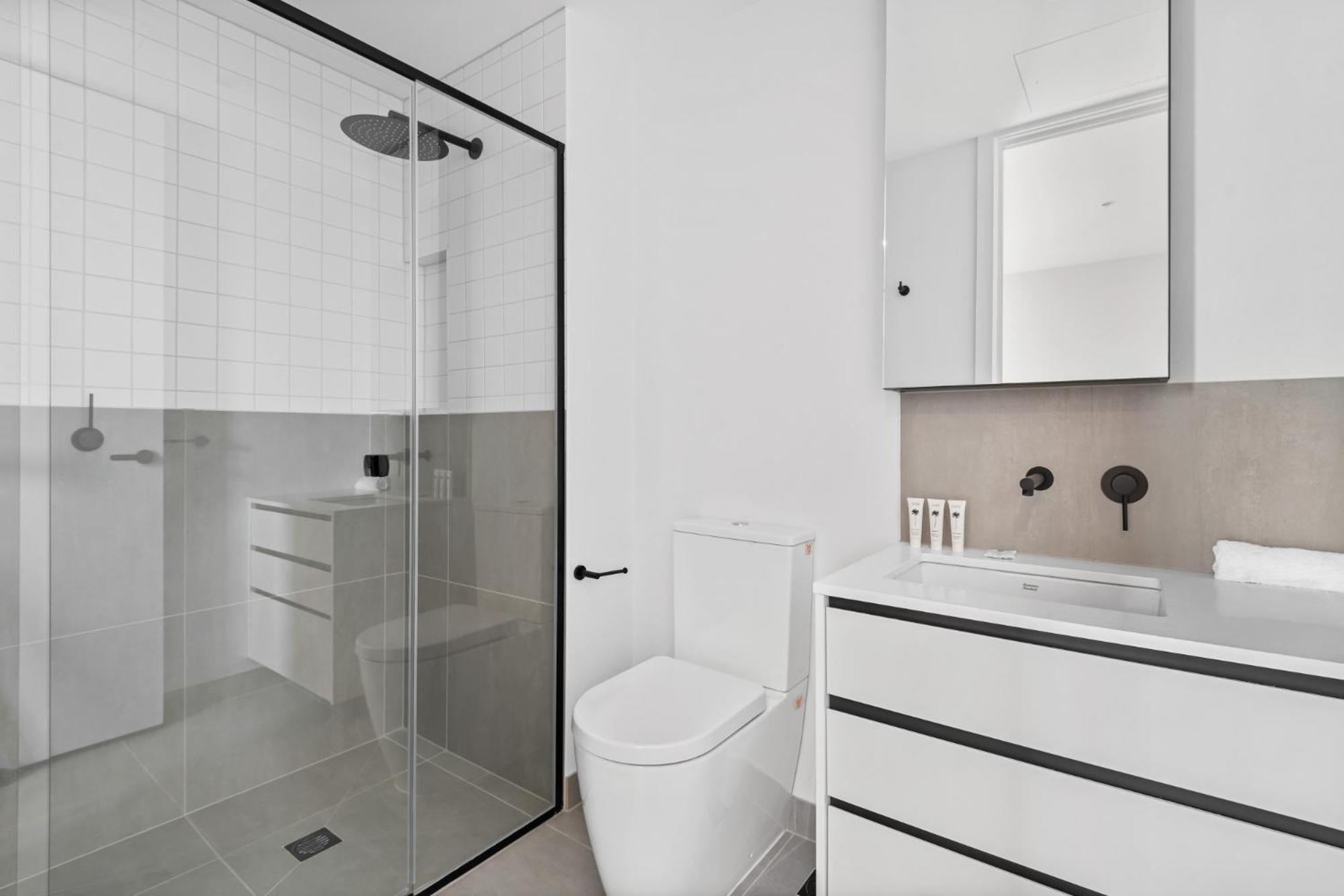 Modern Apartment On Burgundy Precinct & Parklands Мельбурн Экстерьер фото